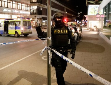 Στοκχόλμη: Νεαροί μετανάστες έριξαν πέτρες σε αστυνομικούς που ερευνούσαν για το μακελειό